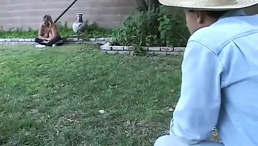 Büyük memeli şehvetli tıknaz bebek sıkı amcığını kanepede siktiriyor