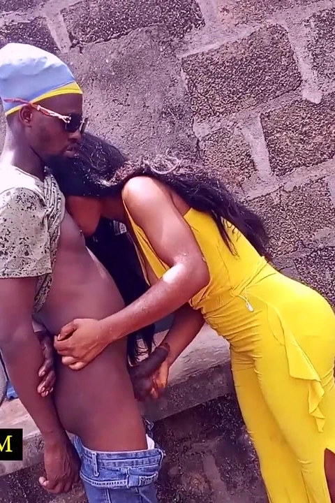 Mülkümdeki seksi zenci kız ıslak ve güçlü bir yarak arıyor