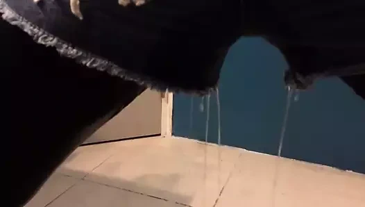 Emma çişini yapıyor ve çişiyle oynuyor