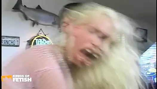 Sarışın sürtük bilardo masasında dövmeli bir adamdan sert amcık ve anal sikişiyor