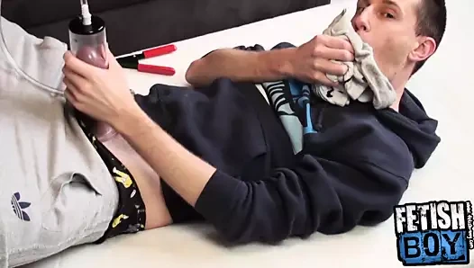 Bir patenci çocuğun pompalama ve koklama macerası