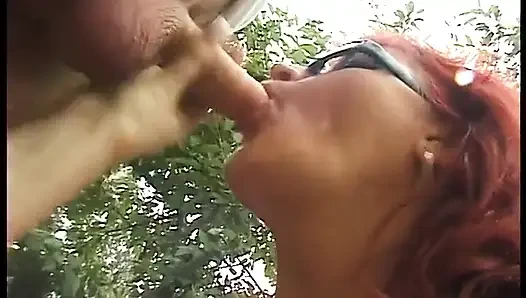 Olgun kızıl saçlı arka bahçede yarak emiyor