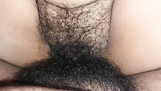 Ateşli gençliğim kalın bir arazide sikildi, kocam kalın yarağını ıslak büyük amcığıma itti ve suyu amcığımdan dışarı boşalttı.