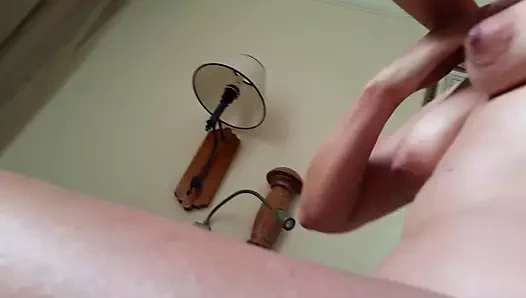 Karım sarkık göğüslerini gösteriyor