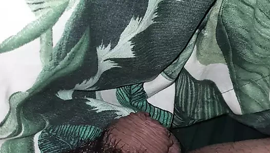 Üvey anne battaniyenin altında riskli mastürbasyon üvey oğlunu sert sikiyor