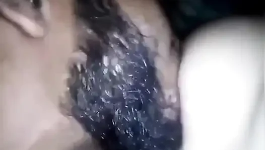 Mükemmel Hintli kız büyük göğüslerini emiyor ve üvey erkek kardeşi tarafından sikişiyor