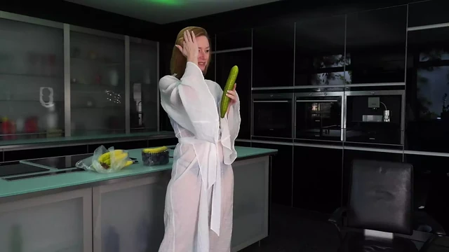 Использую оригинальную секс-игрушку с презервативом в соло-мастурбации