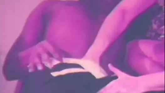 Büyük bir yatakta ırklararası grup seks (1970'lerin vintage)