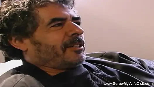 Kocası istekli karısını paylaşıyor