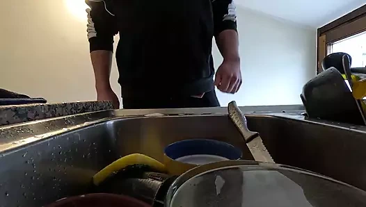 Bulaşıkları çiş ve dölle yıkıyor