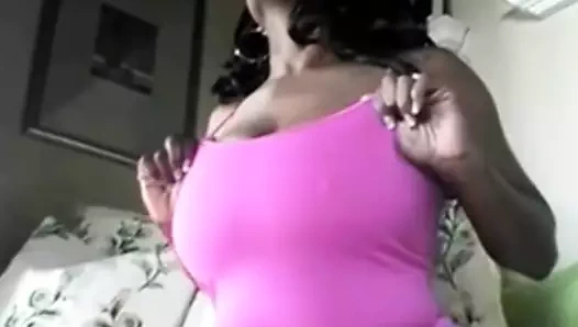 Dev göğüsler - elle muamele tatlım kendini tatmin etmekten hoşlanıyor