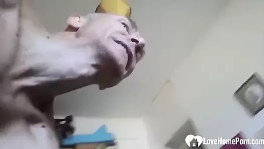 Yarın yokmuş gibi onun göt deliğini deliyorum