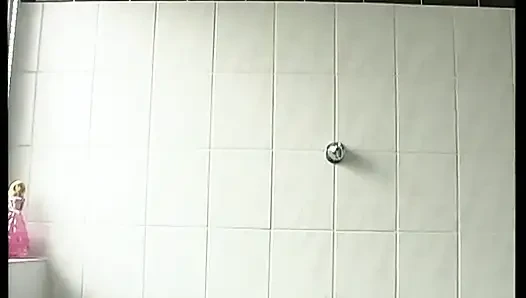 Kısa saçlı bebek duş alıyor