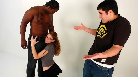 Azgın evli kadın Jenny Leigh büyük siyah bir sopaya biniyor ve yüzüne boşaltıyor