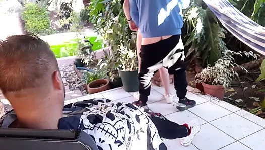 Üvey kız kardeş sikişmeyi ve emmeyi seviyor