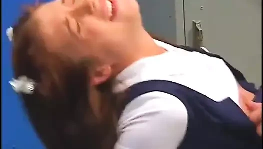 Kahverengi saçlı öğrenci kız soyunma odasında çifte sikişten sonra boşalıyor