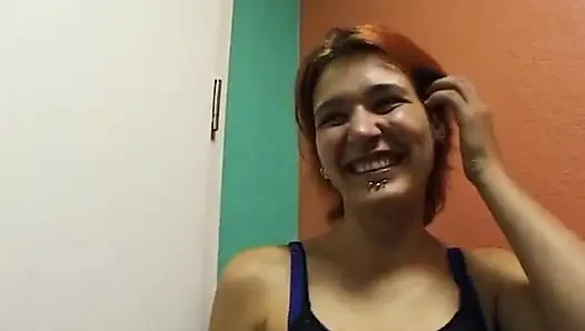 Küçük memeli kızıl saçlı fahişe tek başına mastürbasyon yapıyor