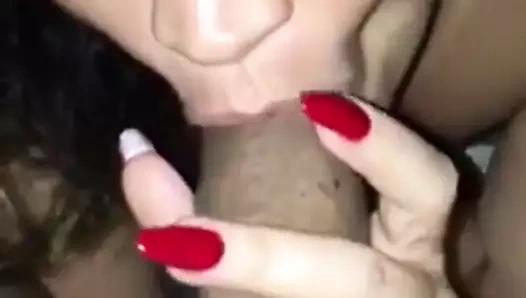 Bir bbc üzerinde seksi kırmızı tırnaklar