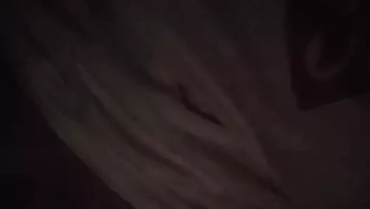 Orta yaşlı seksi kadın amcığını dokunaçla esnetiyor