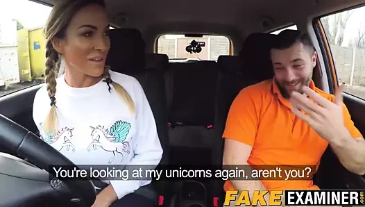 Sarışın milf sürüş öğretmen tarafından test araçta dövülerek