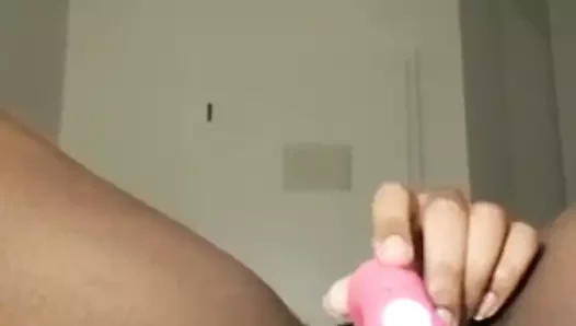 Siyah genç mastürbasyon ile oyuncak ve cums sert