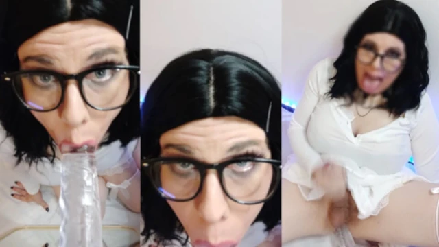 Trans kız Snowycd dildo emiyor ve mastürbasyon yapıyor