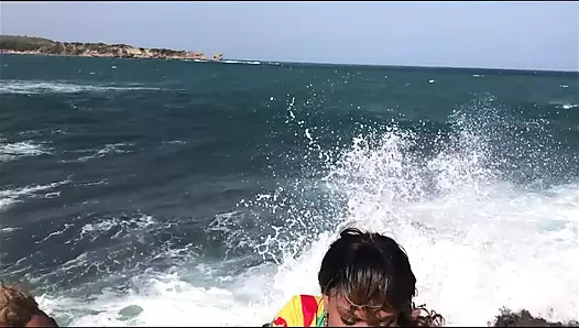 Zenci kızlar plajda amcık yalıyor