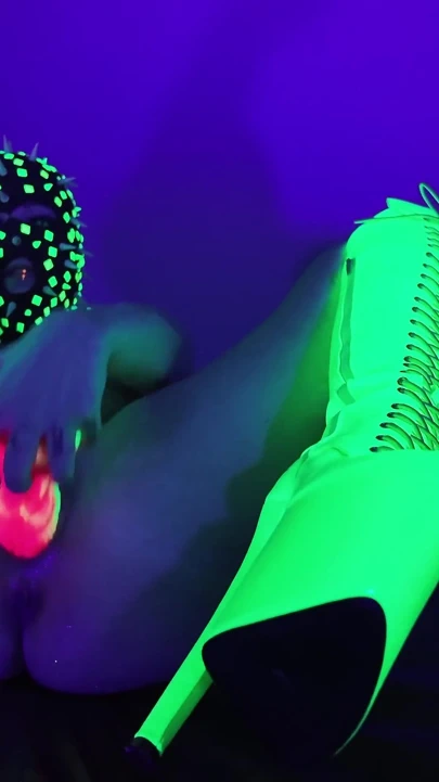 Neon Sikiş Solo Rave