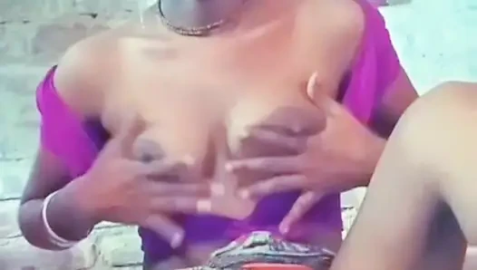 Azgın karımın amını büyük şişeyle sikiyor ve kremliyor ve amını sulıyor