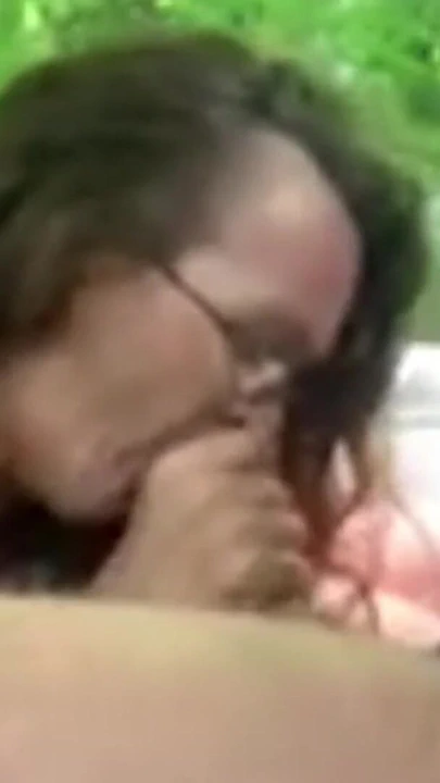 "Ateşli evli kadın kocası işteyken yabancıların yarağını emdi"