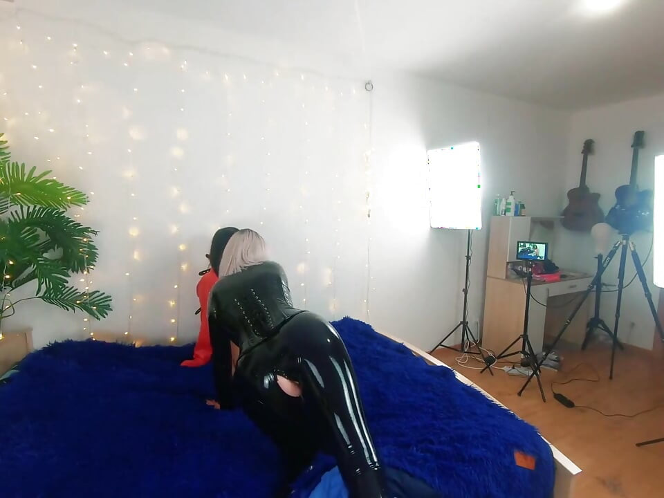 Seks videosu yapan güzel lezbiyen fetiş kızların sahne arkası. Pozitif kadın egemenliği, seks oyunu, lateks deri