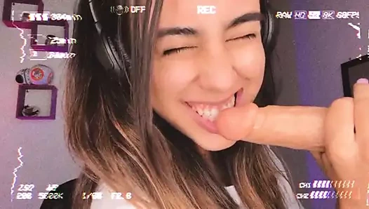 Büyük bir yapay penis- yapay penis oral seks- salmakia emme