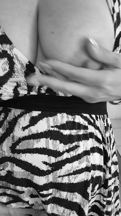 Горячая дама трахает пальцами ее мокрую киску