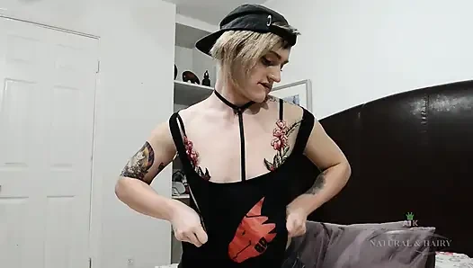 Yaramaz lauren laurent kıllı amcığını yağlıyor ve kullanmak için uzaylı dildosunu koyuyor.