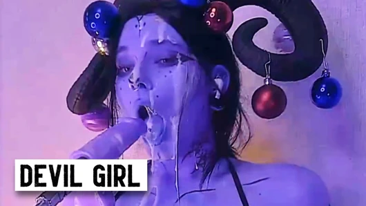 DÖLLE DOLU ŞEYTAN TUTKUYLA SAKSO ÇEKIYOR