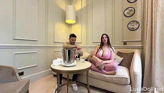 Yoğun büyük zenci üçlü grup seks: yakışıklı resepsiyonist bana ve erkek arkadaşıma katılıyor - luna doll