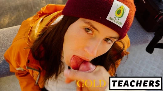 Yaramaz yabancı beni dağ teleferikinde halka açık saksoyla baştan çıkardı ve ağzıma boşalmak için yalvardı