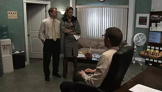 Büyük memeli zarif sarışın yüze boşalmadan önce götten ve amından yarak alıyor