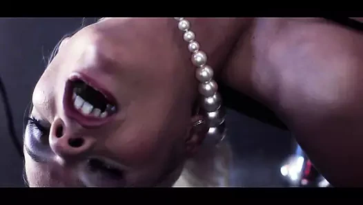 LEZBO KıZLAR BIRBIRLERININ AMLARıNı YALıYOR VE SONRA PARMAKLA SIKIŞIYOR