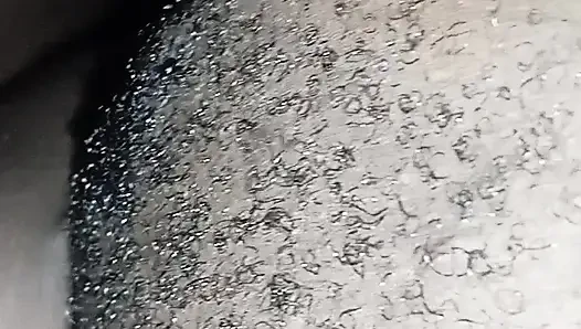 Tombul hatun bacaklarını geniş açıyor, böylece sıkı amcığını sikemiyorum