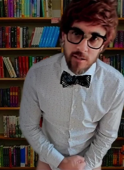 Cadılar Bayramı için eğlenceli bir asmr inek rolü yaptı!