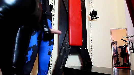 Yüz sikişi köle sahibe eva lateks tanrıça kadın egemenliği büyük götlü orta yaşlı seksi kadın fetişi bdsm sapıklık