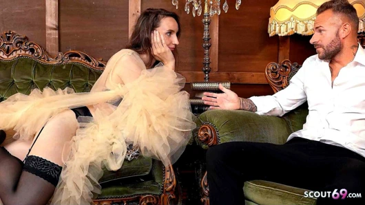 Sıska Alman patron istiyor onun sperm üzerinde ona kedi ve seduces onu için sikme