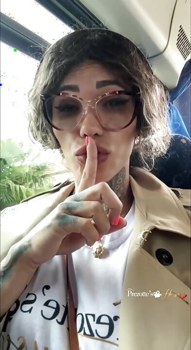 Ne boşalma, ha Sabrina otobüsün içinde iyi bir boşalma yaparken, yüklü olan da onun önüne dokundu.