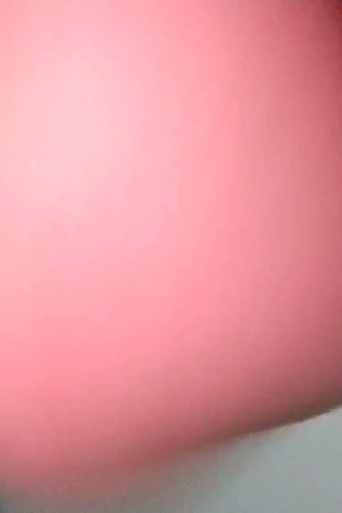 Genç oğlan amcığımın içine boşalıyor ve götümü parmaklıyor
