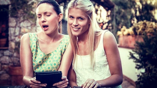 Tatlı kedi kız arkadaşını orgazm için parmaklıyor