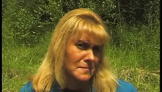 Kıllı sarışın olgun açık havada güzel vakit geçiriyor