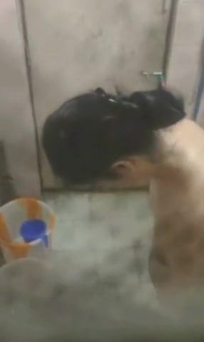 İlk yüklemem - kız kardeşim banyo yapıyor