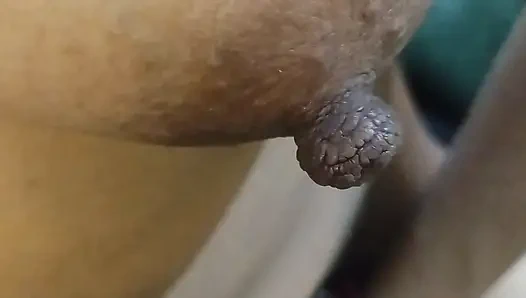 Ev hanımı ev sahibi lordunu ateşli meme ucu minik amcık göğüsleri seksi bayanla sikiyor