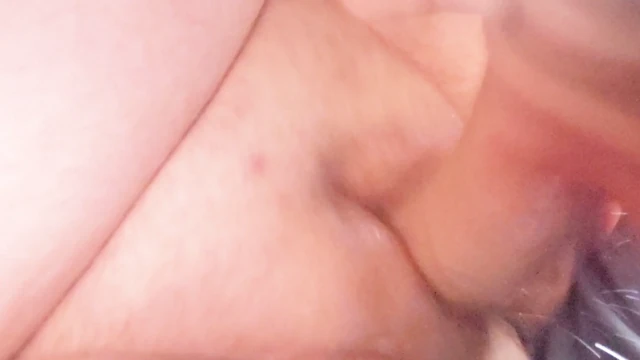 İri güzel kadın şişman amcık fışkırtarak orgazm oluyor